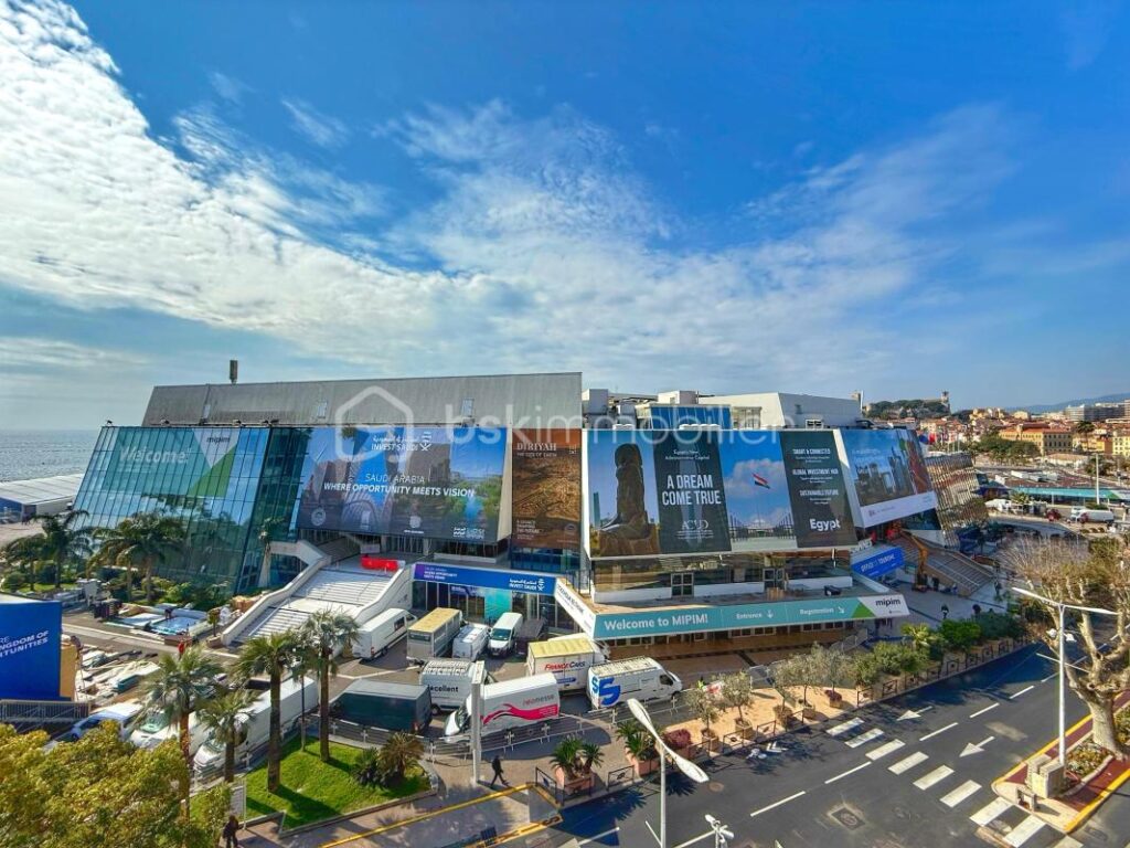CANNES CROISETTE – APPARTEMENT 2 PIECES – 53M² – TERRASSE 12M² – VUE MER ET PALAIS DES FESTIVALS – PARKING – 2 pièces – 1 chambre – 49 m²