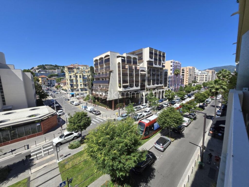 Baisse de prix 313950€ Appartement lumineux avec double balcon et vue mer en cœur urbain – 2 pièces – 1 chambre – 55 m²