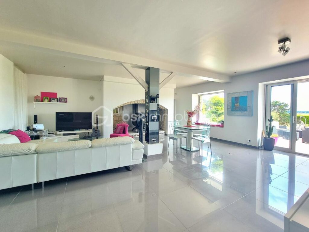 CHARMANTE MAISON EN PIERRE, 8 PIÈCES, 4 CHAMBRES, GARAGE, ANNEXES, PISCINE !!! – 8 pièces – 4 chambres – 245 m²