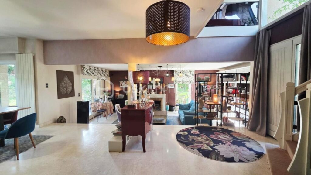 Élégante maison de caractère – Quartier Montaubert, cadre verdoyant – 7 pièces – 3 chambres – 164 m²