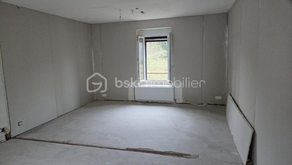 Bogny-sur-Meuse : Ensemble immobilier polyvalent divisé en 2 maisons avec belle vue dégagée sur la Meuse – 7 pièces – 4 chambres – 126 m²