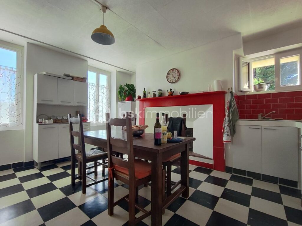 MAISON AVEC PISCINE ET GRAND TERRAIN – 7 pièces – 3 chambres – 200 m²