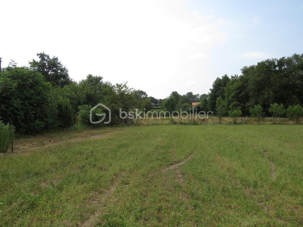Terrain constructible – NR pièces – NR chambres – 819 m²