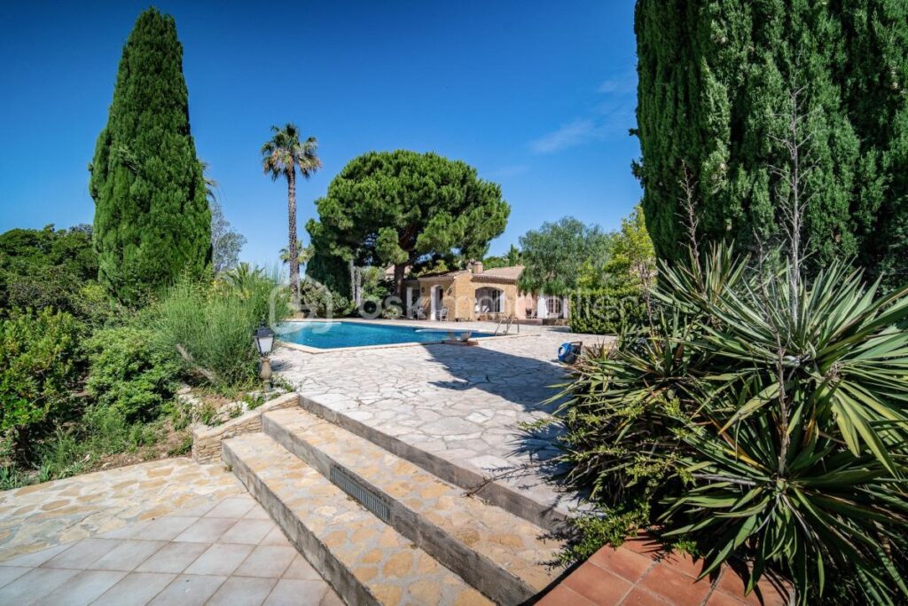 Magnifique propriété avec maison principale, dépendance et maison de gardien – Potentiel d’agrandissement – 11 pièces – 7 chambres – 350 m²