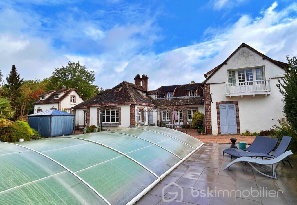 Magnifique propriété de charme du milieu XIXème, offrant 3 maisons pour une surface habitable de 487m2 au total – NR pièces – 12 chambres – 487 m²