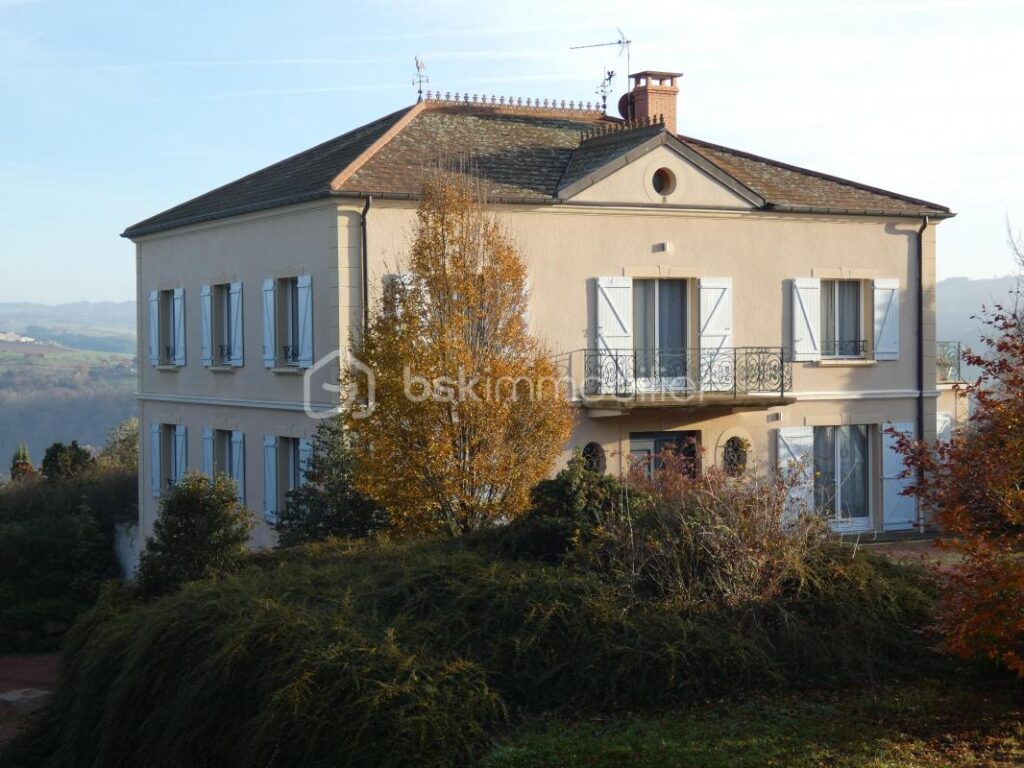 A proximité de Roanne, Villerest 42300, superbe maison de caractère, 9 pièces, 6 chambres, cadre de vie exceptionnel et vue panoramique sur le lac de VILLEREST – 9 pièces – 6 chambres – 377 m²