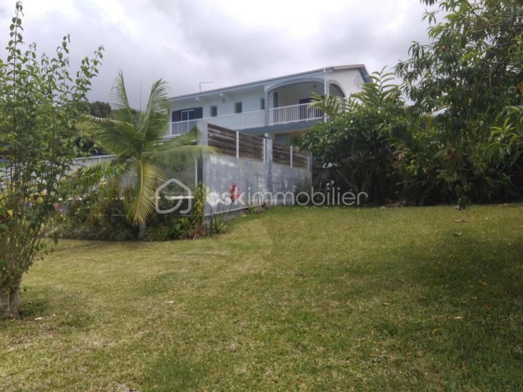 Villa avec piscine jacuzzi et jardin à l’île de la Réunion – 7 pièces – 4 chambres – 171 m²