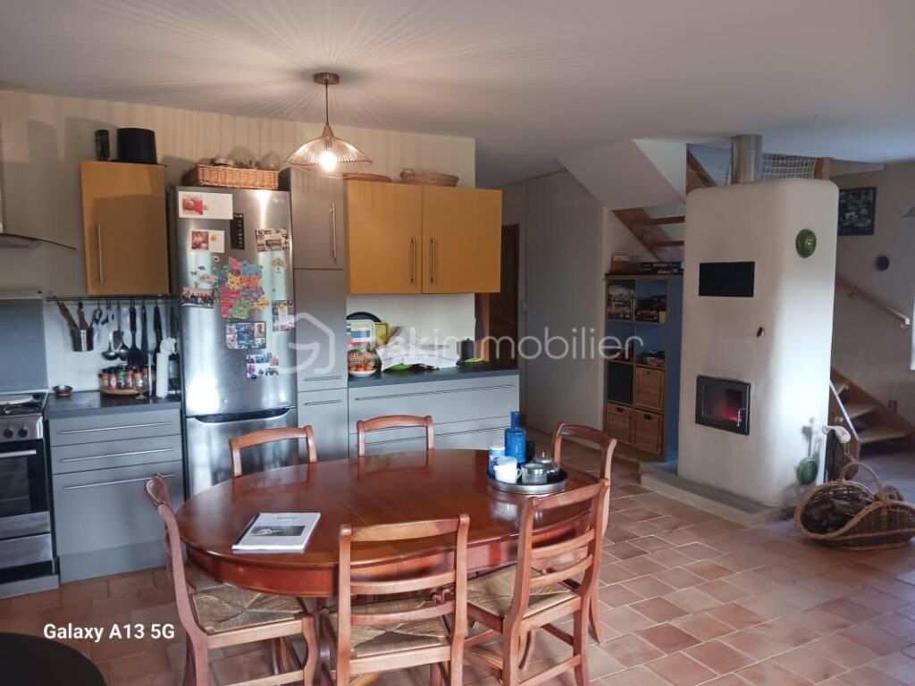 À VENDRE – MAISON ÉCOLOGIQUE & ATYPIQUE POUR AMOUREUX DE LA NATURE – 7856 m² DE TERRAIN – 8 pièces – 5 chambres – 212 m²