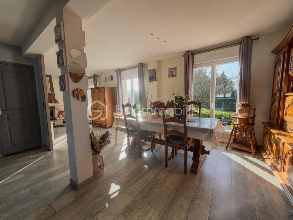 A SEULEMENT 5 KILOMÈTRES DE PONT L’ÉVÊQUE ET 15 KILOMÈTRES DE LA CÔTE FLEURIE, MAISON AU CALME, CADRE VERDOYANT – 4 pièces – 3 chambres – 96 m²