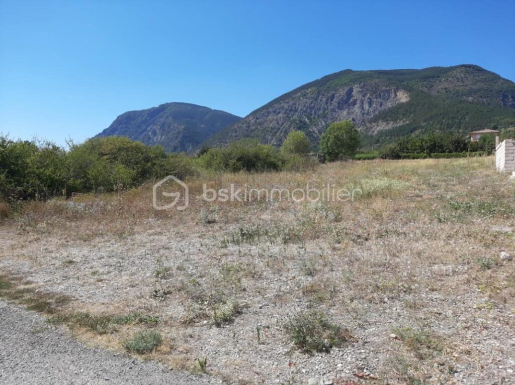 Grand terrain constructible – NR pièces – NR chambres – 1430 m²