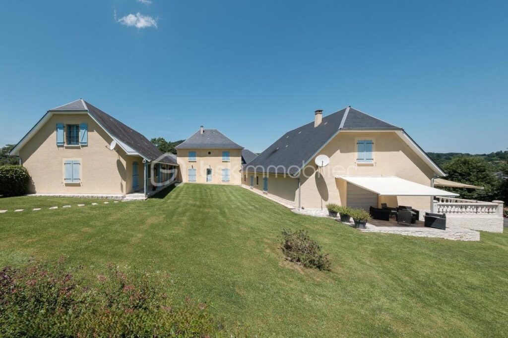 ENSEMBLE IMMOBILIER DE CHARME – 2 MAISONS FAMILIALES + 2 GÎTES – VUE PYRÉNÉES – TERRAIN 4500m² – 10 MIN de LOURDES – 16 pièces – 12 chambres – 410 m²