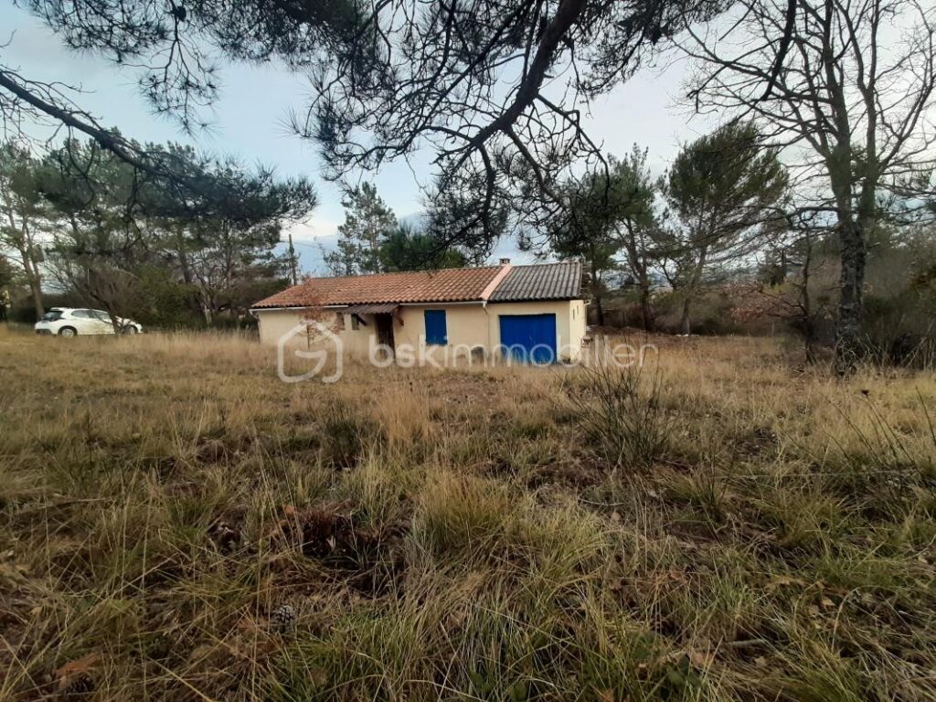 🌿 Maison de plain-pied en Provence – Vue Luberon, 6 000 m² de terrain, piscine 🏡☀️ – 4 pièces – 3 chambres – 89 m²