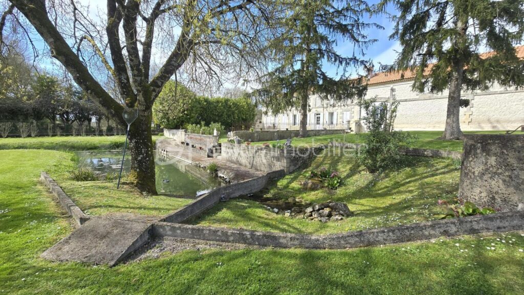 Charentaise de plus de 300m2 avec étang et gite – 11 pièces – 6 chambres – 364 m²