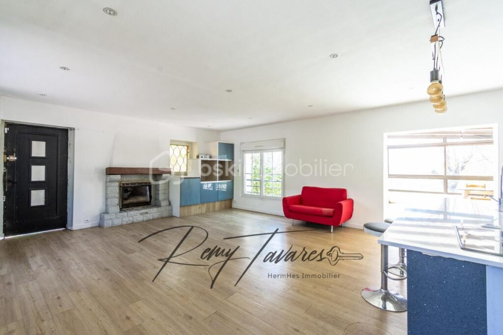 Maison de 185 m2 avec un terrain de 1300 m2 – 6 pièces – 3 chambres – 185 m²