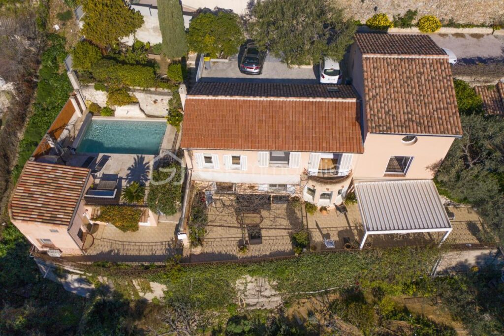 À Vendre – Villa d’Exception au Faron avec Vue Panoramique sur la Rade de Toulon – 6 pièces – 5 chambres – 200 m²