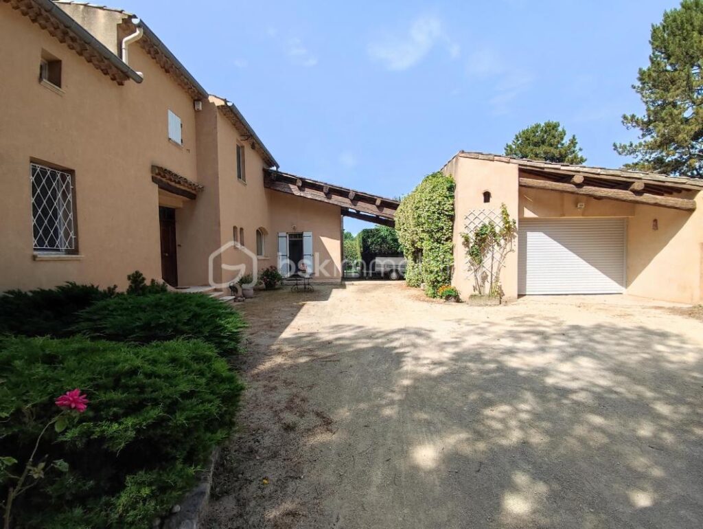 Villa d’architecte avec piscine, garage et plus de 16000km de terrain – 5 pièces – 3 chambres – 150 m²