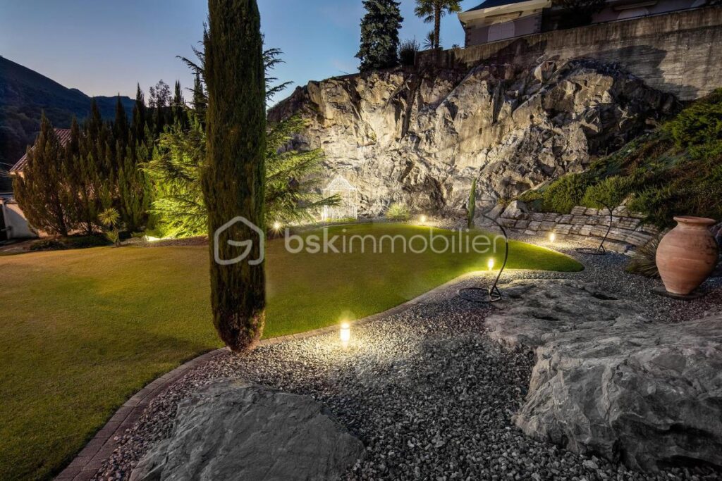 Profitez du luxe paisible d’une maison d’architecte au cœur de Lourdes – 8 pièces – 5 chambres – 310 m²