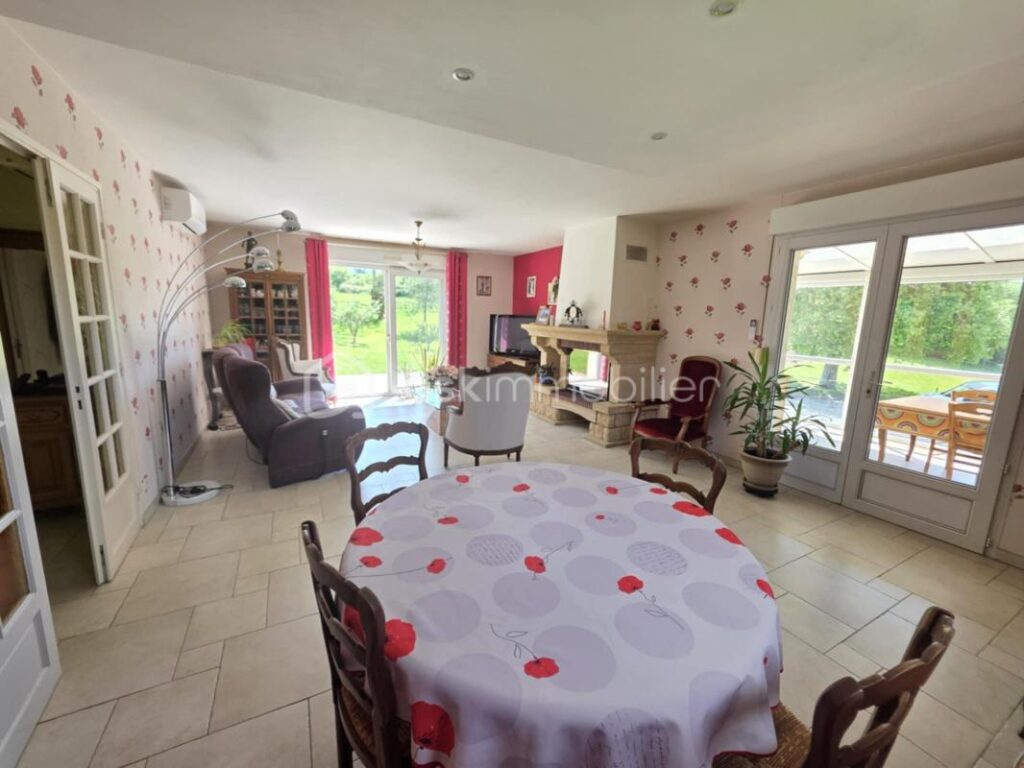 Maison de 152m2 avec étang et terrain – 6 pièces – 4 chambres – 152 m²