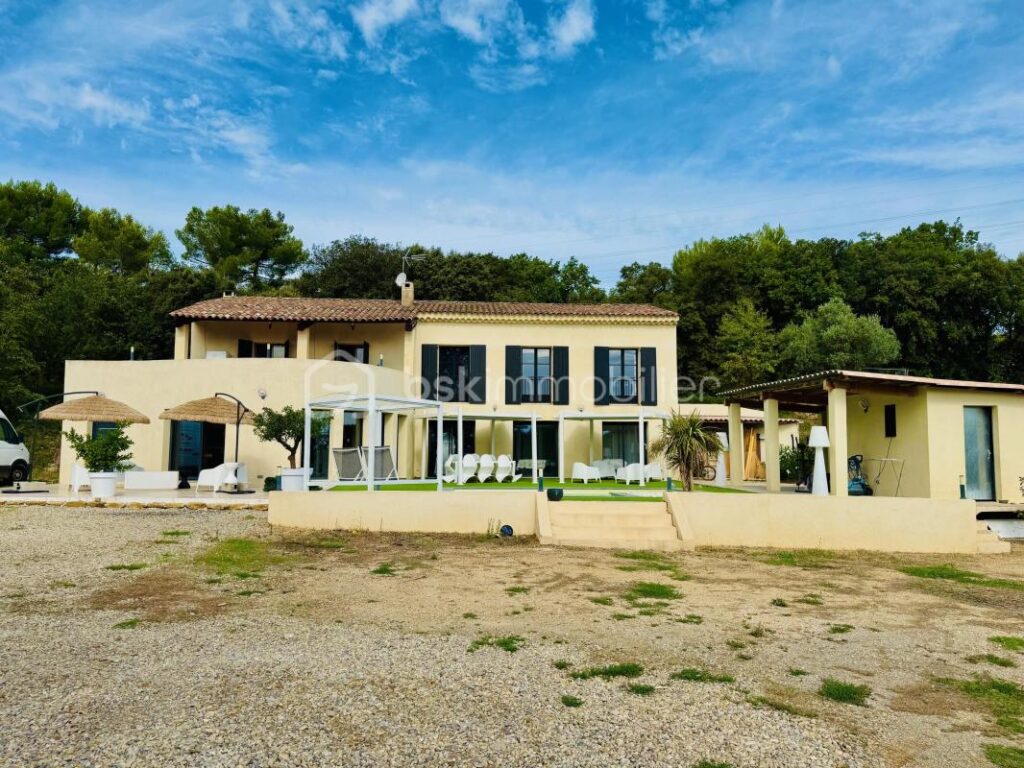 Propriété d’exception de 300m2 – Parc du LUBERON – Corbières en Provence – 10 pièces – 6 chambres – 301 m²