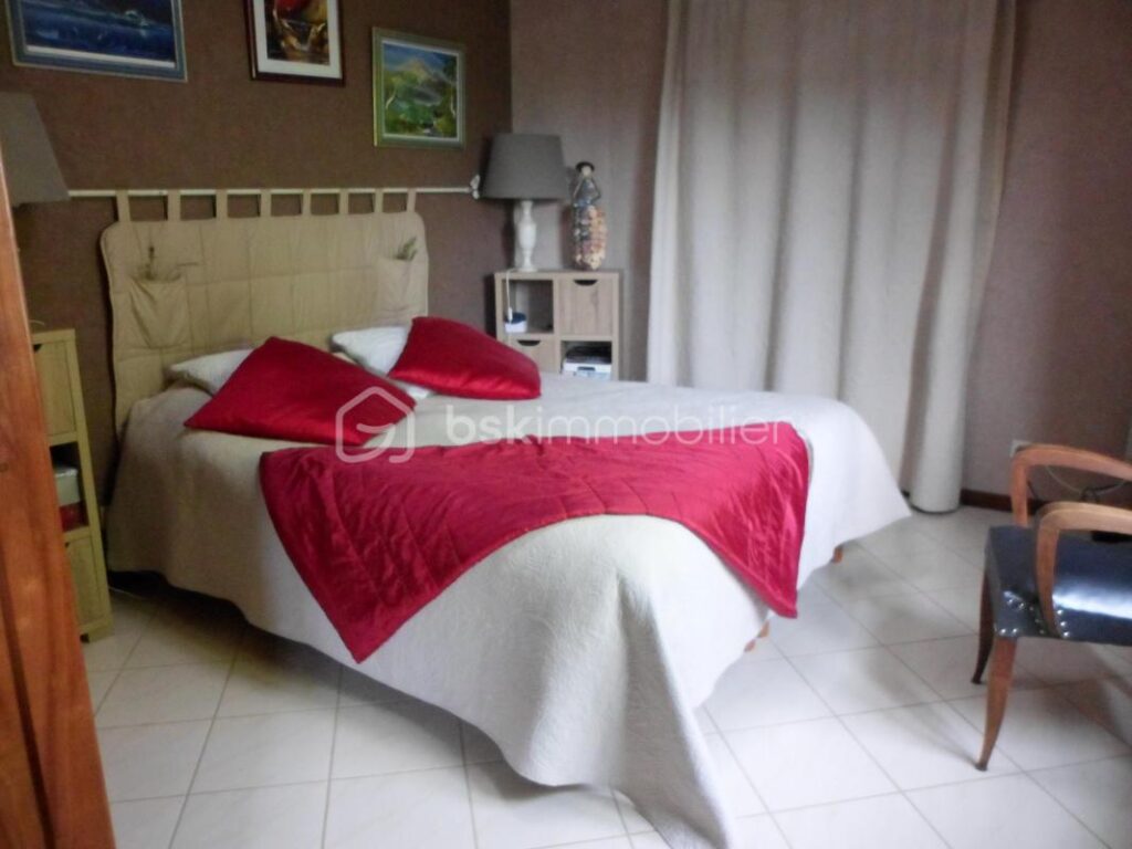 Authentique Corps de Ferme du 18ème Siècle et Terrain de 2,3 Hectares – 13 pièces – 6 chambres – 600 m²