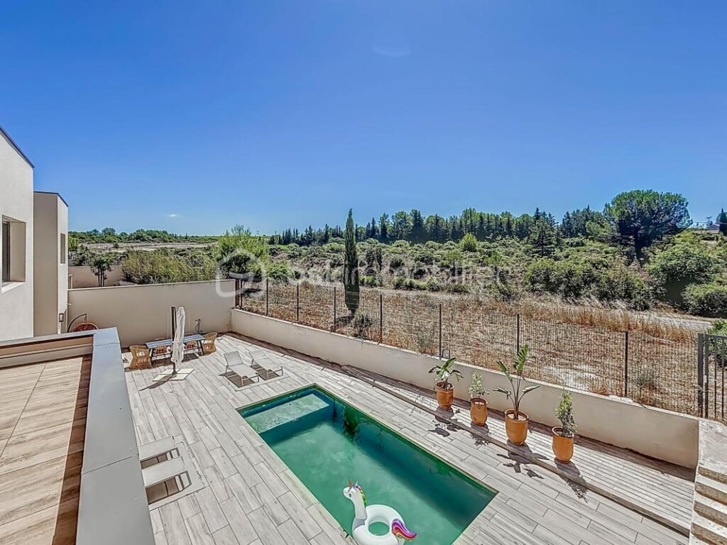 *** VILLA CONTEMPORAINE DE 240 M² SUR 1000 M² AVEC BUREAUX DE 106 M² ET HANGAR DE 200 M² – MONTARNAUD *** – 8 pièces – 4 chambres – 346 m²