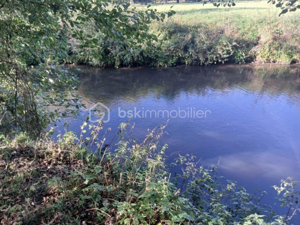 Terrain constructible en bordure de rivière – NR pièces – NR chambres – 1250 m²