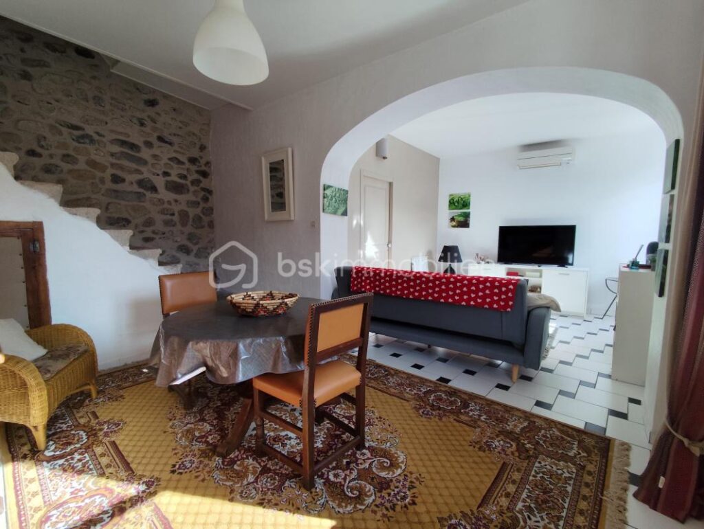MAISON EN PIERRES ARDECHE MERIDIONNALE – 8 pièces – 3 chambres – 120 m²