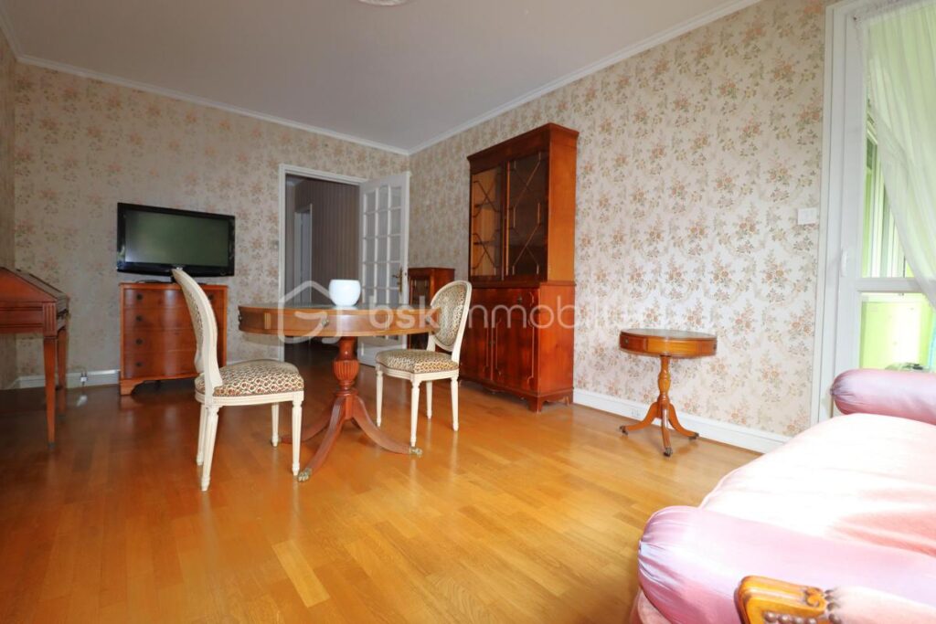 APPARTEMENT TRAVERSANT ET LUMINEUX (3 pièces 59 m²) avec cave et place de parking privative – 3 pièces – 2 chambres – 58 m²
