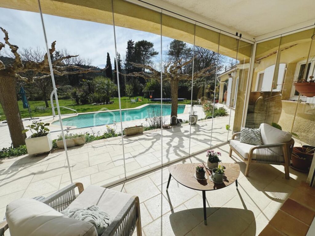 🔔 Retour à la vente – Cause divorce des promettants Propriété d’exception de 222 m² exposée plein Sud, de plain-pied, avec piscine – Dépendance de 50 m² – Jardin ( Parc arboré ) de 4 230 m² – Extension possi – 7 pièces – 5 chambres – 222 m²