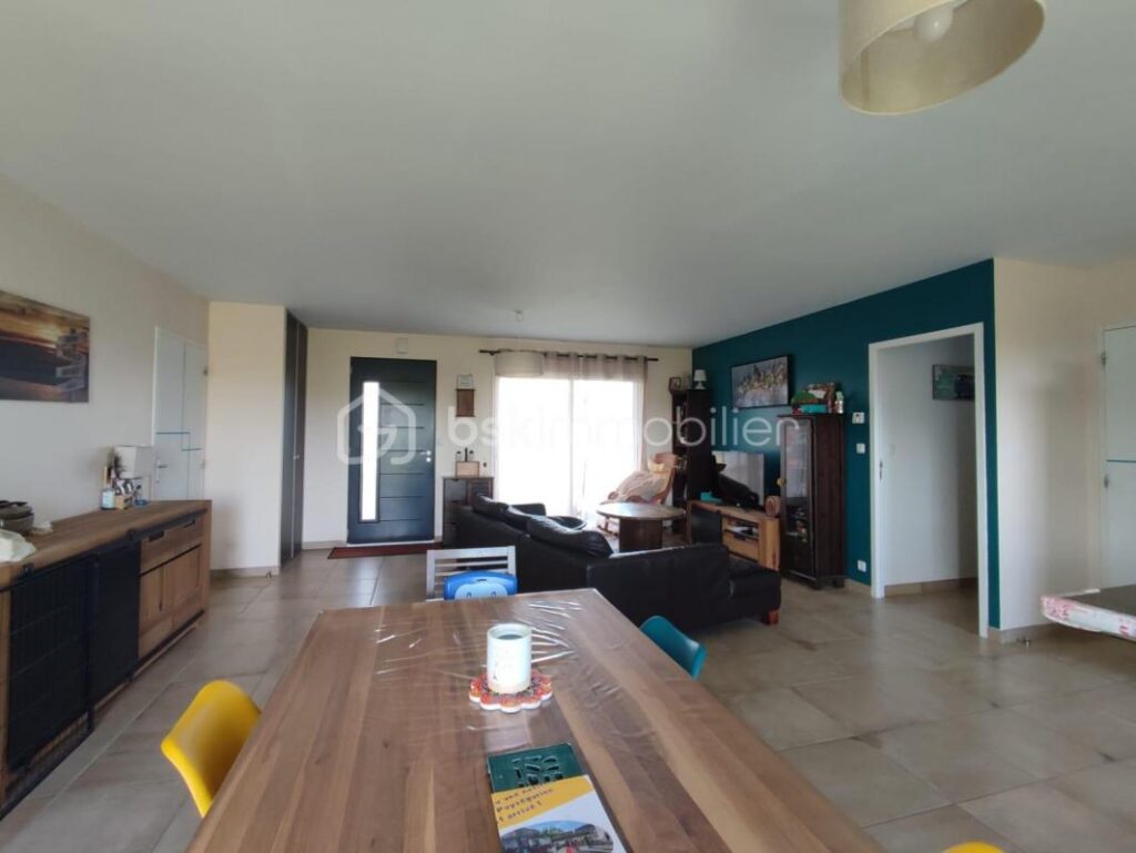 Maison contemporaine paisible à Tauriac – Un havre de tranquillité champêtre – 6 pièces – 5 chambres – 130 m²