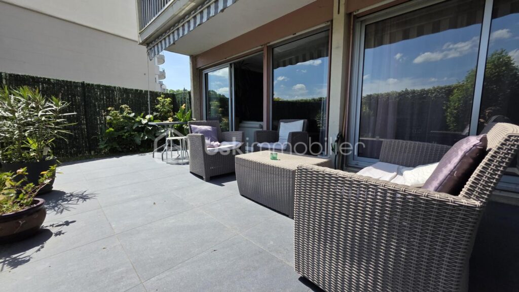 Appartement F3 – 75 m2 – jardin – cave – box privatif – vue LAC – 3 pièces – 2 chambres – 75 m²