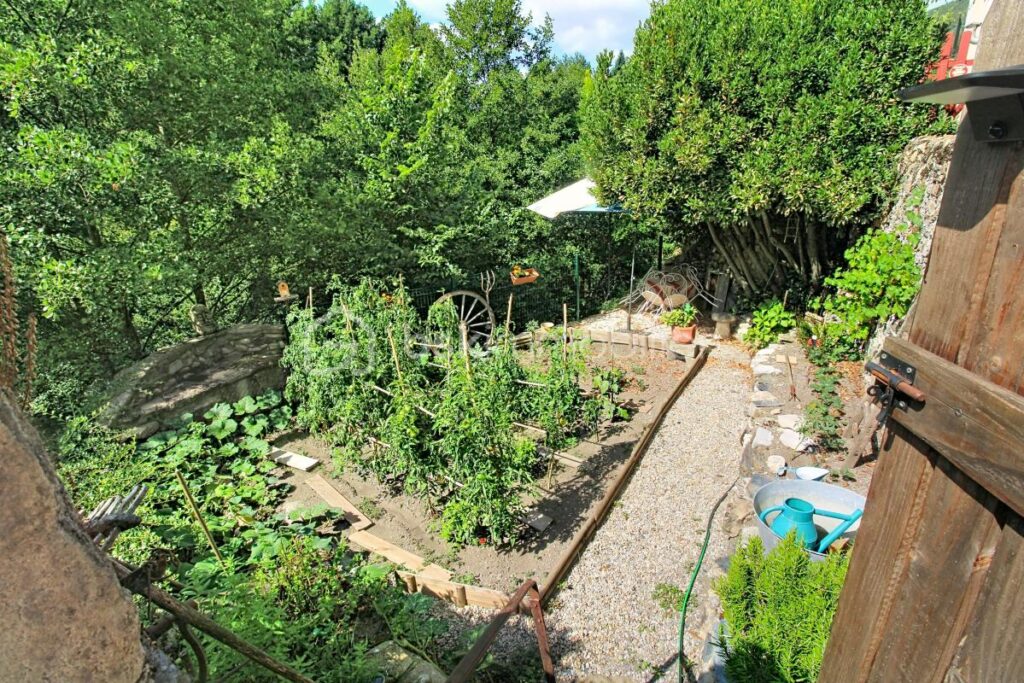 Maison de village en bord de rivière – 9 pièces – 3 chambres – 150 m²