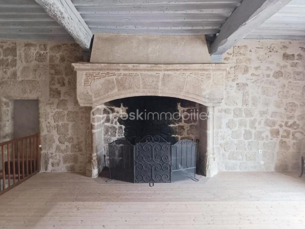 Un fragment d’histoire rien qu’à vous – Ancienne Tour de Guet avec jardin ! – 4 pièces – 2 chambres – 150 m²