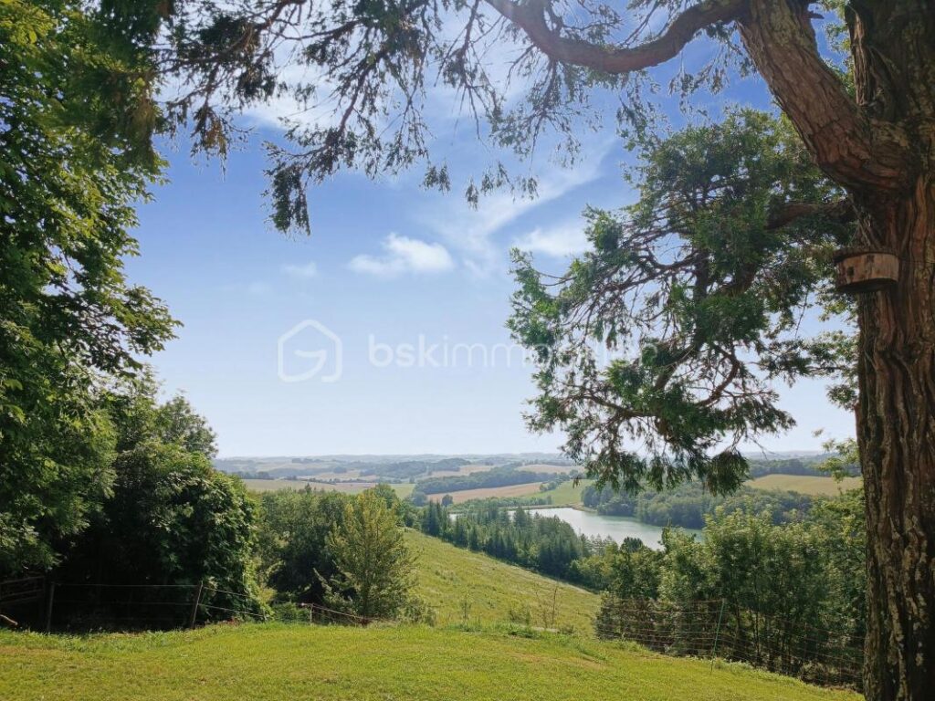 Château / Hôtel dans le Gers : Un Joyau Historique Alliant Charme et Modernité – NR pièces – NR chambres – 1540 m²