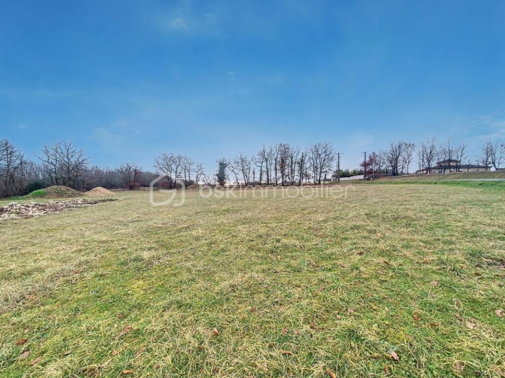 Terrain constructible avec permis de construire à Lauzerte – Un coin de paradis en pleine nature ! 🌿 – NR pièces – NR chambres – 5000 m²
