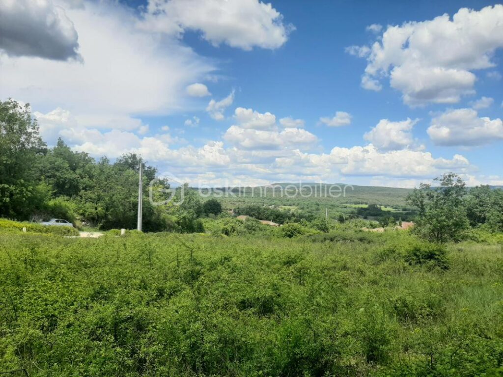 🌿 À vendre – Terrain constructible de 800 m² au cœur du Luberon – NR pièces – NR chambres – 800 m²