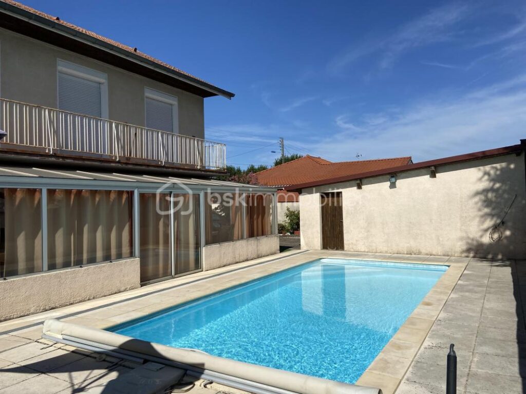 Maison avec piscine à vendre : Profitez de l&rsquo;évasion en ville ! – 5 pièces – 4 chambres – 140 m²