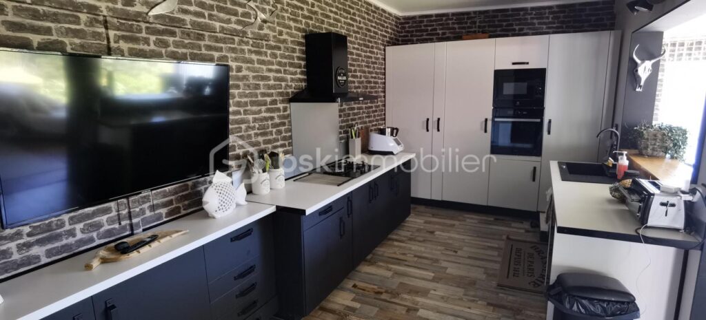 A VENDRE – VILLA SUR DOMAINE – LE BRULE – SAINT DENIS – 8 pièces – 4 chambres – 267 m²