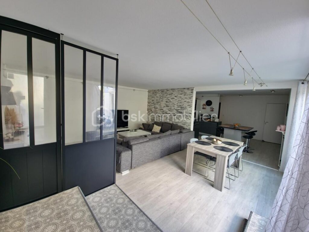 Appartement en Rdc de plus de 124 m² utile avec terrasse de 33 m² attenante – 5 pièces lumineuses en parfait état – 5 pièces – 3 chambres – 99 m²