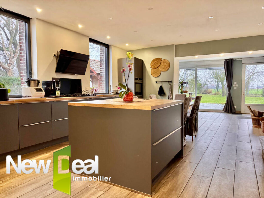 MAISON INDIVIDUELLE 146m2 / DOUBLE GARAGE ET CARPORT – 5 pièces – 3 chambres – 146 m²