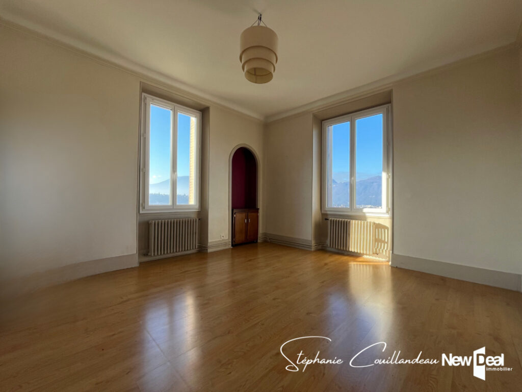 Appartement duplex sur le hauteurs d’Aix les Bains avec belle vue dégagée – 5 pièces – 3 chambres – 93 m²