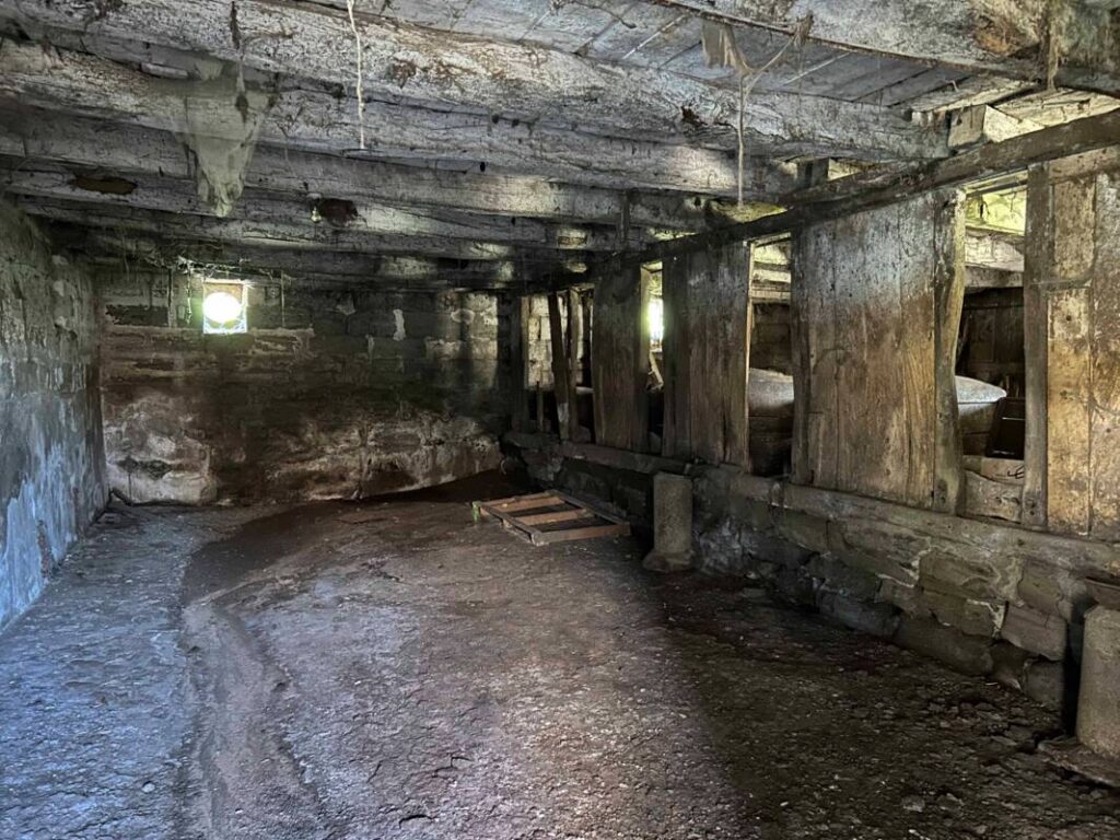 grange sur env. 6 000 m2 – 1 pièce – NR chambres – 300 m²