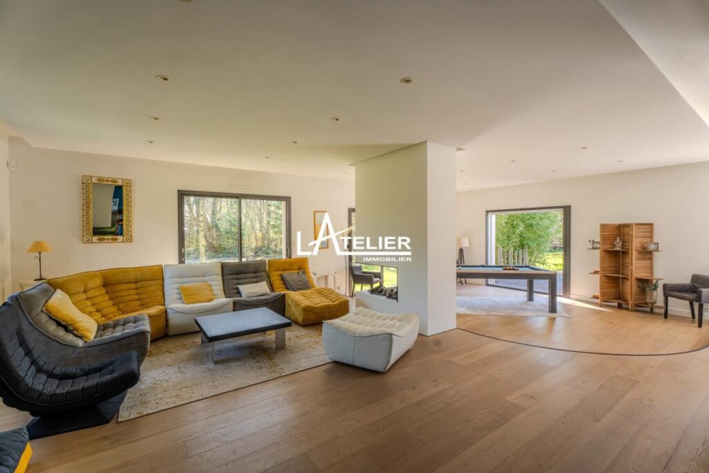 Villa de standing avec jardin luxuriant, intimité préservée – 9 pièces – 7 chambres – 283 m²