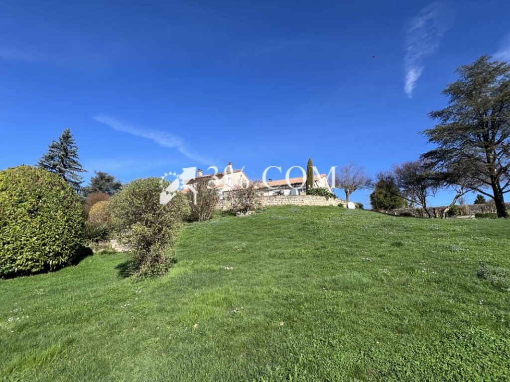 3%. COM IMMOBILIER À CHAUVIGNY VILLA COUP DE COEUR – 7 pièces – 4 chambres – 246 m²