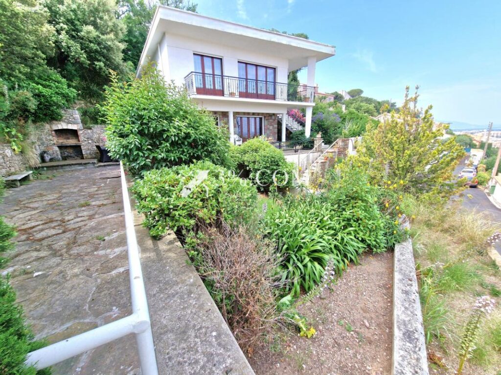 Grande villa proche centre-ville avec vue sur l’Estérel – 8 pièces – 5 chambres – 152 m²