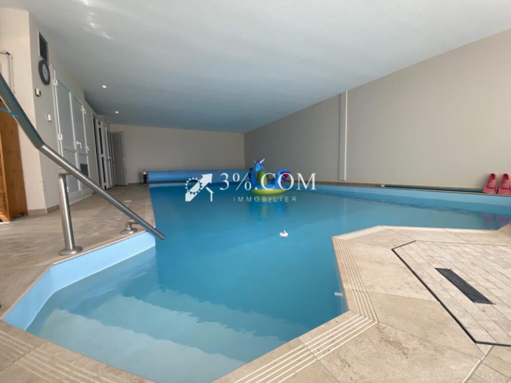 3%COM Belle propriété avec piscine intérieure sur 16 ares – 8 pièces – 5 chambres – 225 m²