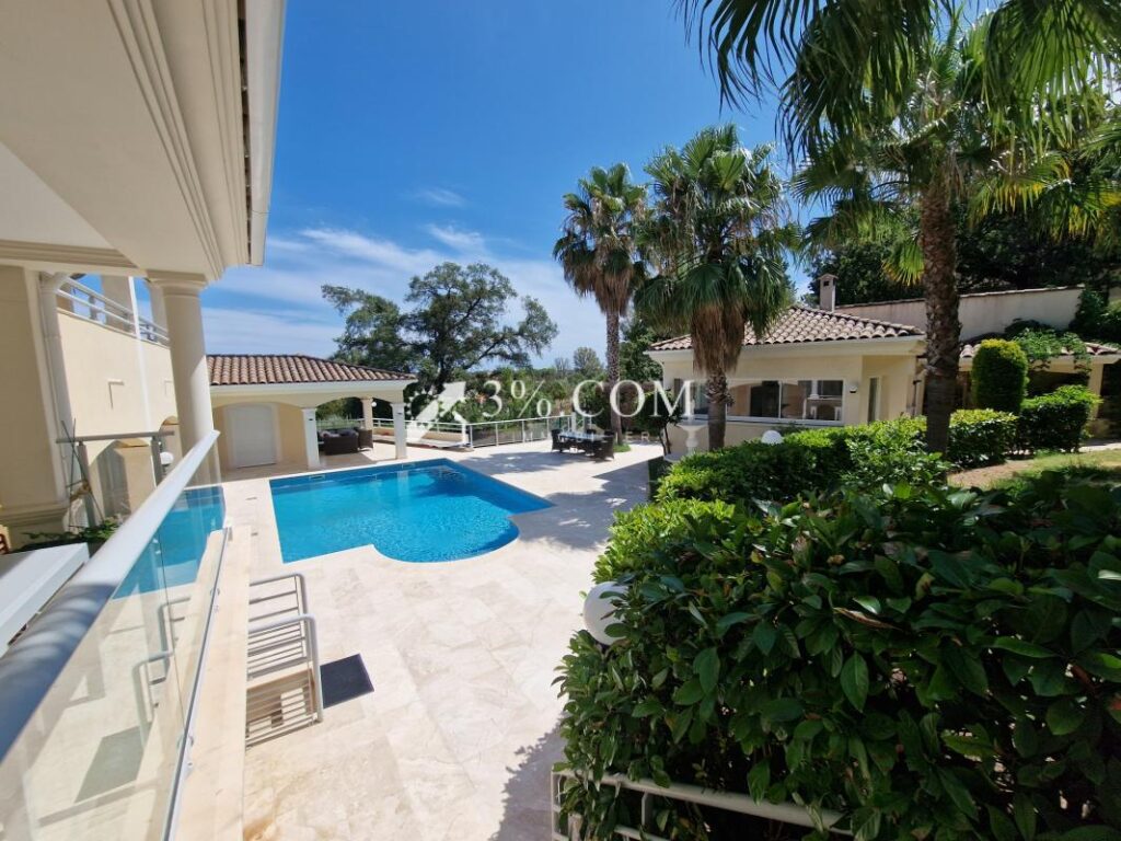 Luxueuse villa avec vue sur l’Estérel – 15 pièces – 11 chambres – 300 m²