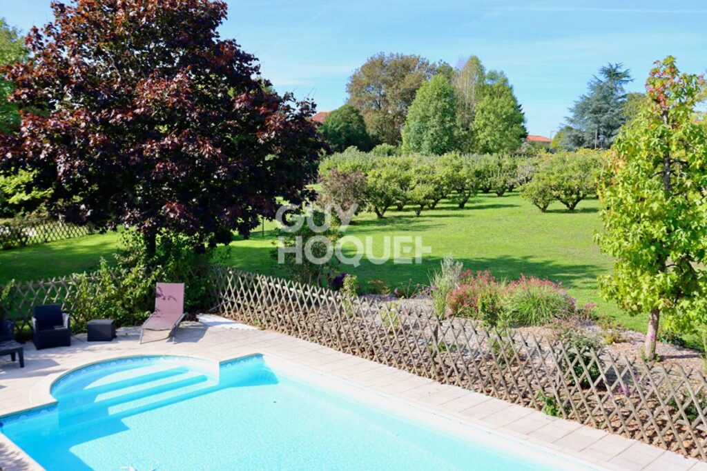 Maison à Foussais-Payré – 5 pièces – 6 chambres – 221 m²