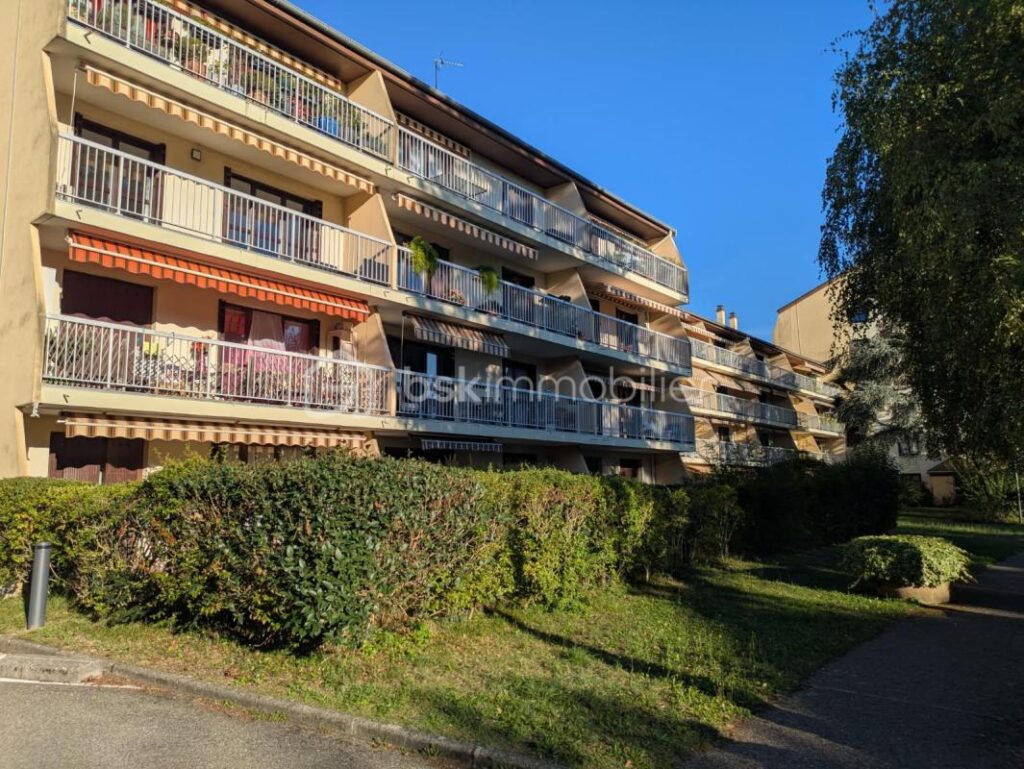 Appartement de type T4 transformé en T3 de 95 m2- Résidence sécurisée avec parc – 3 pièces – 2 chambres – 95 m²