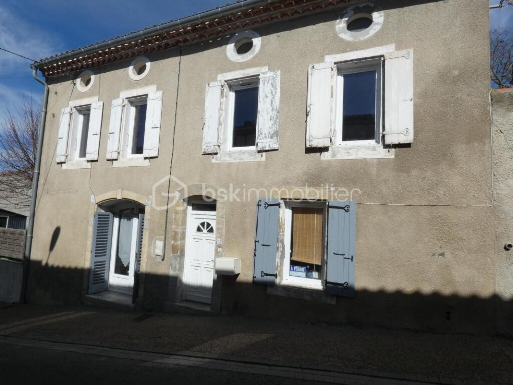 GRANDE MAISON DE VILLAGE AVEC JARDIN – 10 pièces – 6 chambres – 211 m²